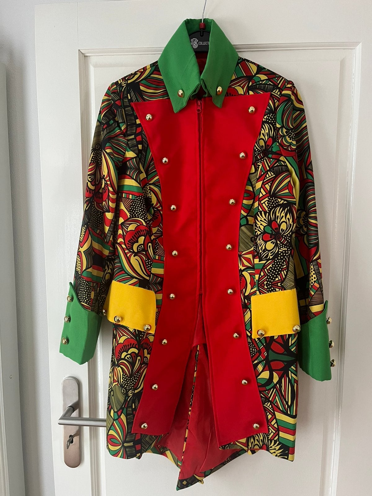 Jas rood-geel-groen met hoed: heren, dames en kinderen, Carnaval, Overige maten, Ophalen of Verzenden, Kleding