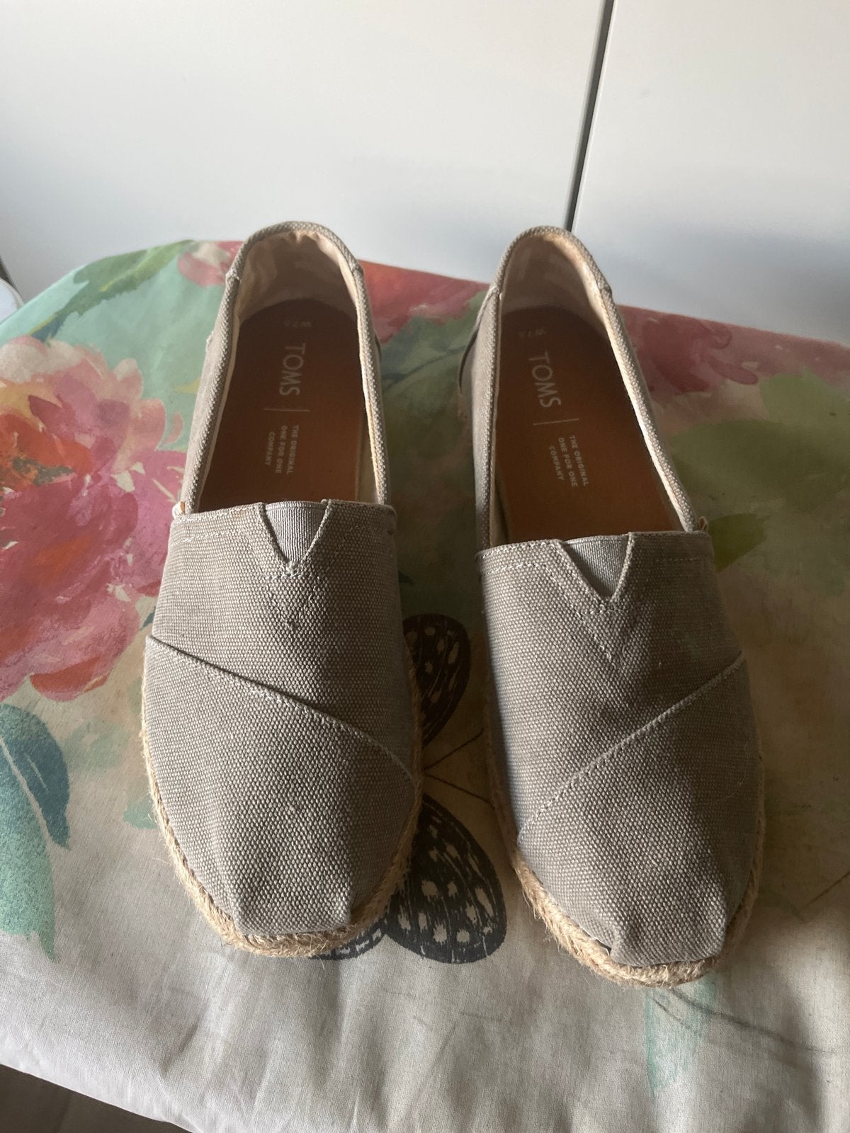 TOMS Espadrilles - Zo goed als nieuw 7.5W (38), Kleding | Dames, Ophalen of Verzenden, Zo goed als nieuw, Beige, Espadrilles of Moccasins