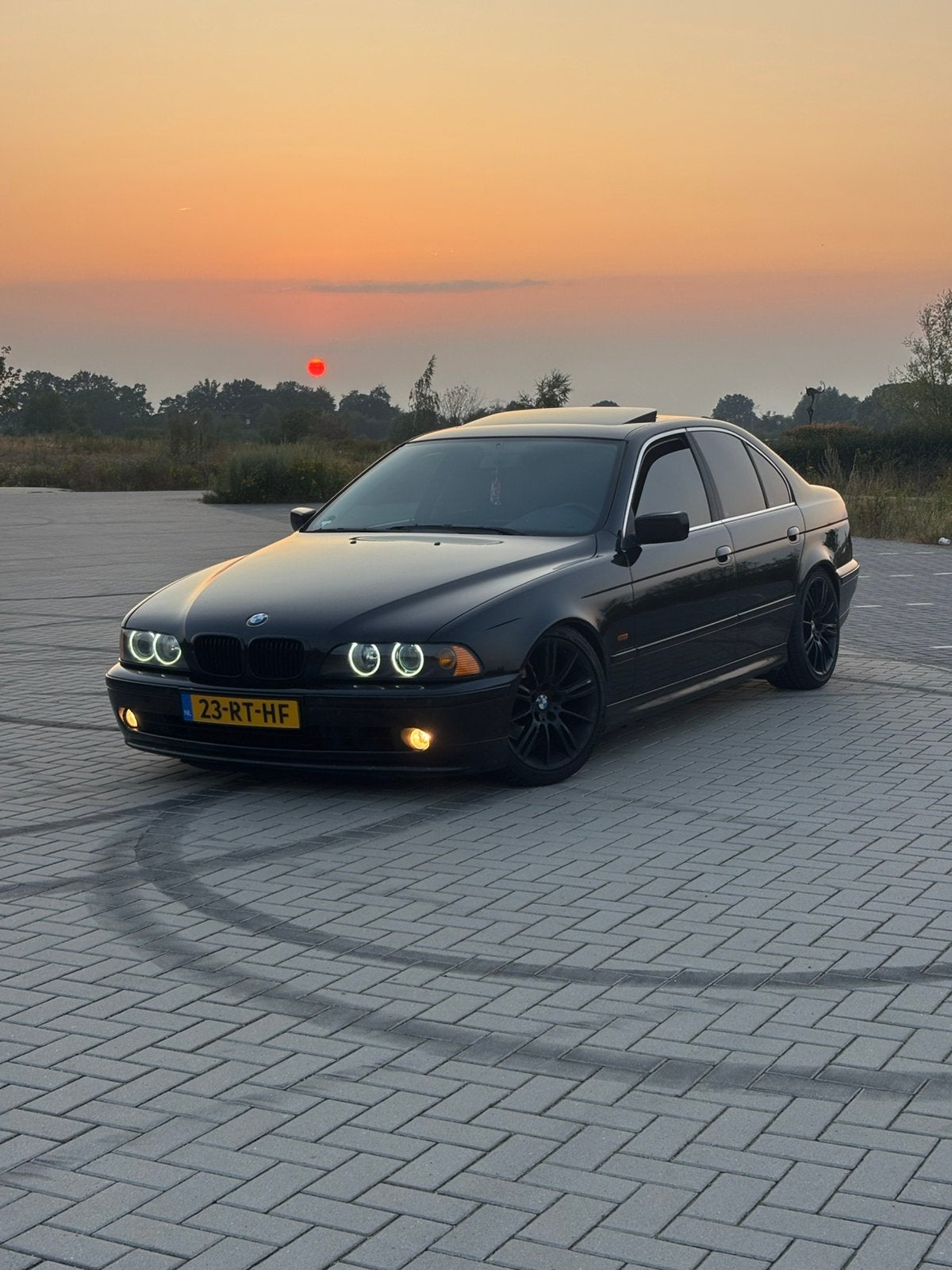 BMW 525i E39 FACELIFT | SCHROEFSET | 18” | GOED ONDERHOUD, Achterwielaandrijving, 1800 kg, Zwart, Zwart