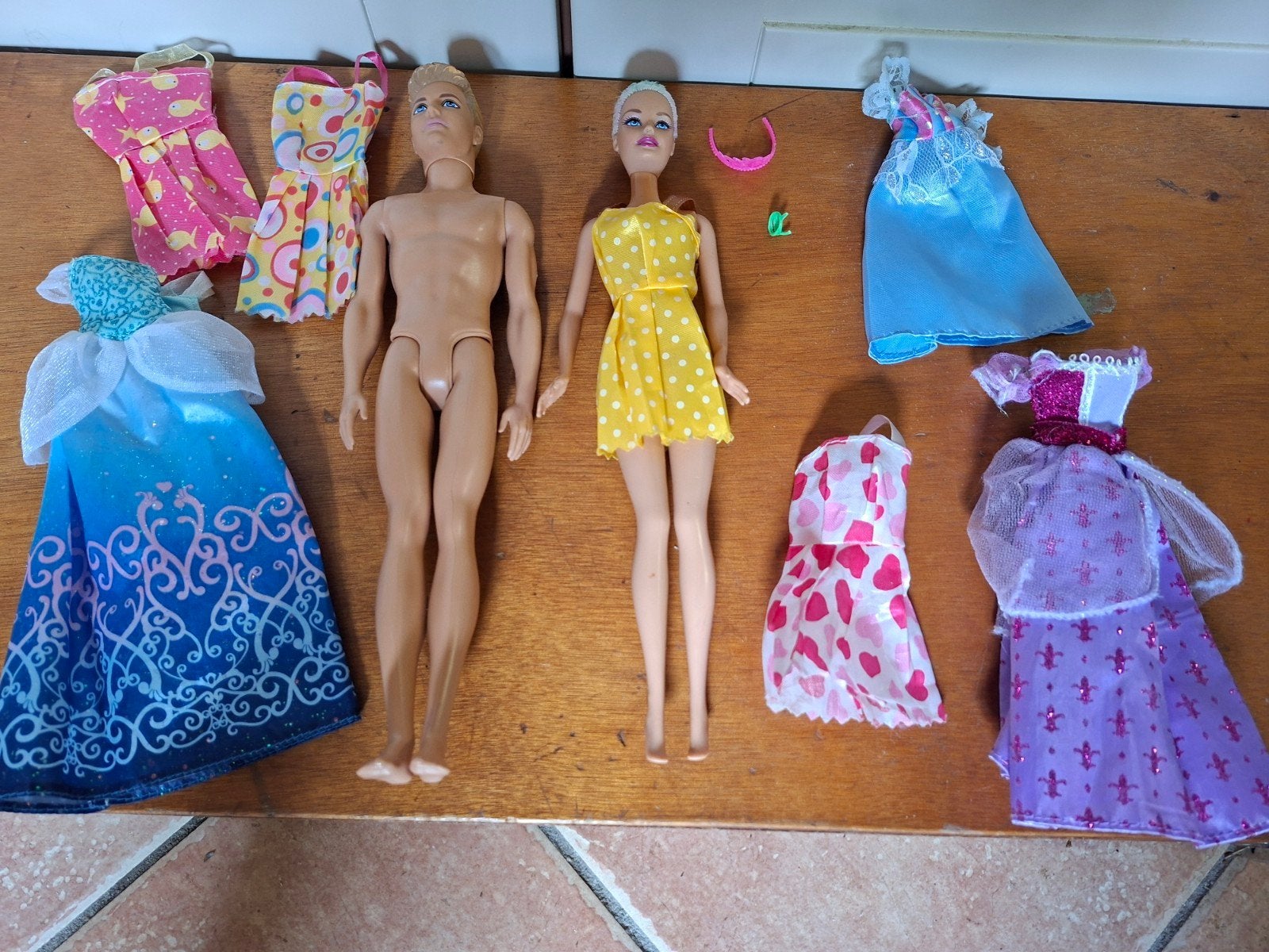 Set met Ken pop en barbiepop van Mattel met losse kleding., Ophalen of Verzenden, Gebruikt, Mattel