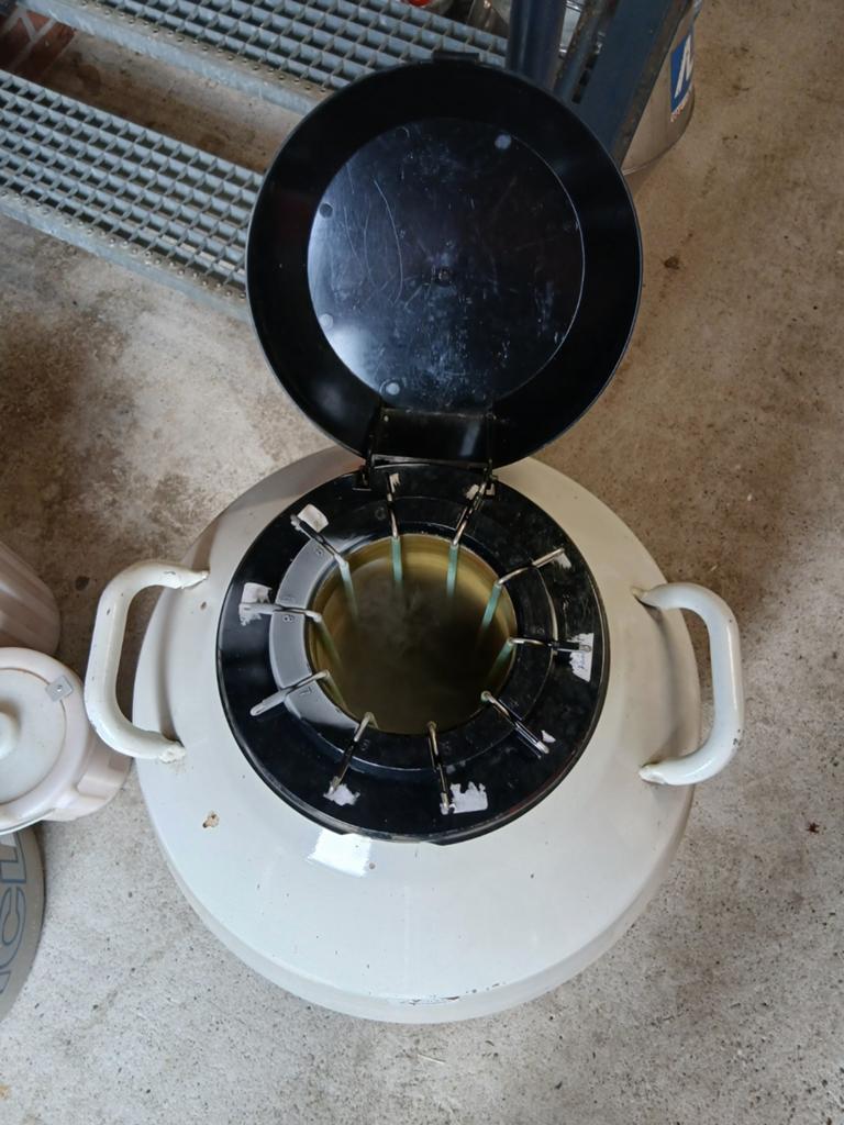 Stikstof container met 10 canisters      voor inlichtingen 0