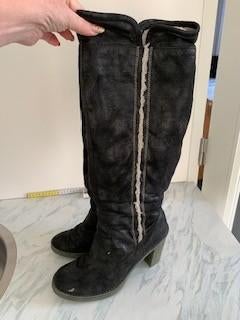 zwarte Suede Dames laarzen tot knie Fugu maat 39, Hoge laarzen, Zwart, Ophalen of Verzenden, Zo goed als nieuw