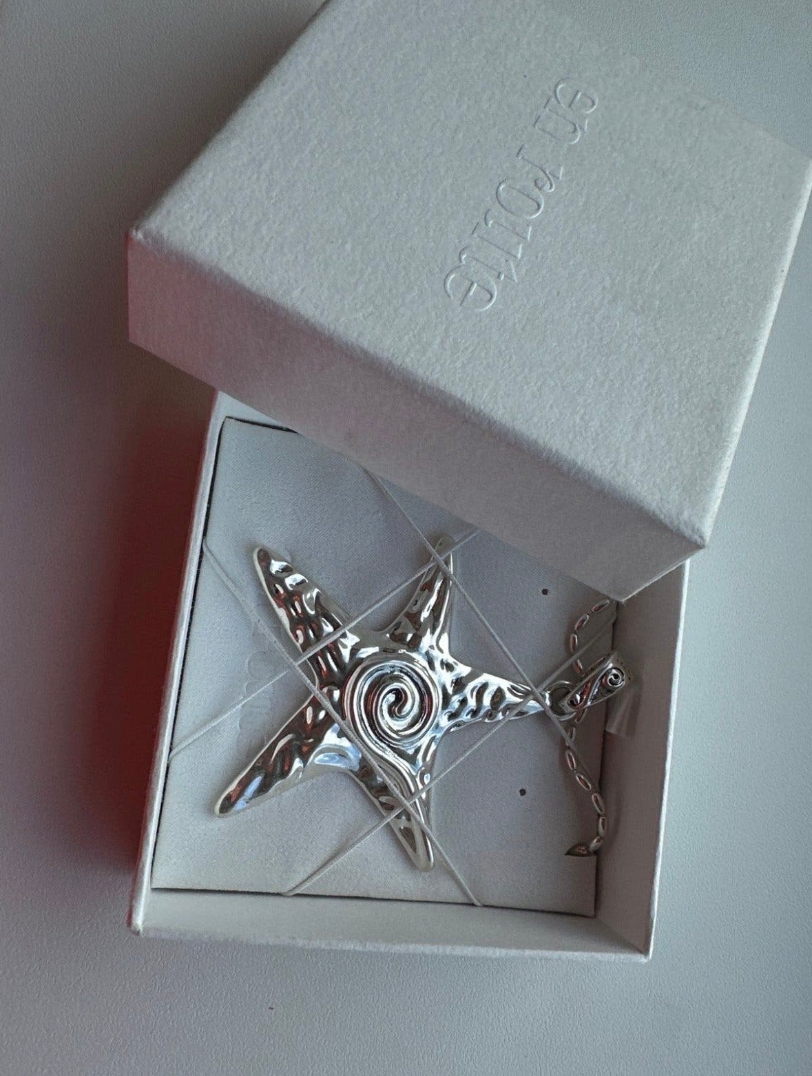 Zilverkleurige ketting met zeester hanger, Ophalen of Verzenden, Zo goed als nieuw, Zilver, Overige materialen