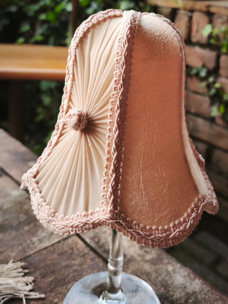 Mooie oude brocante lampenkap in zacht oudroze/poederroze, Huis en Inrichting, Lampen | Lampenkappen, Ophalen of Verzenden, Rond