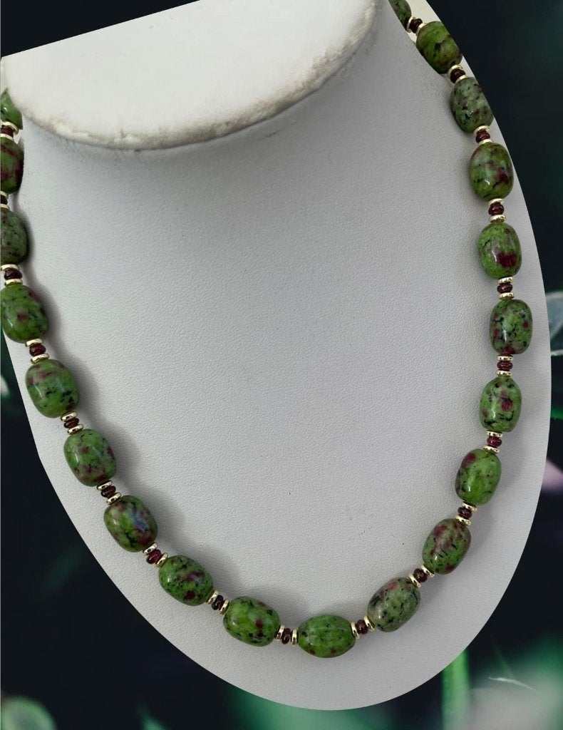 mooie ketting met zoisiet, granaat en hematiet, Overige kleuren, Nieuw, Ophalen of Verzenden, Steen of Mineraal
