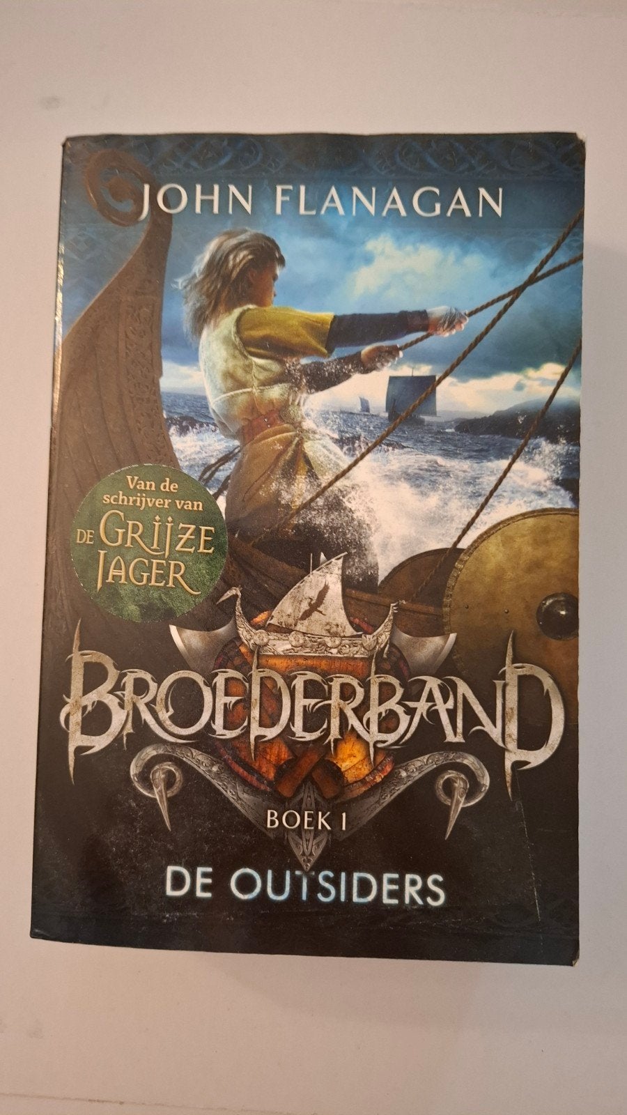Broederband Boek 1: De Outsiders - John Flanagan, Ophalen, Gelezen