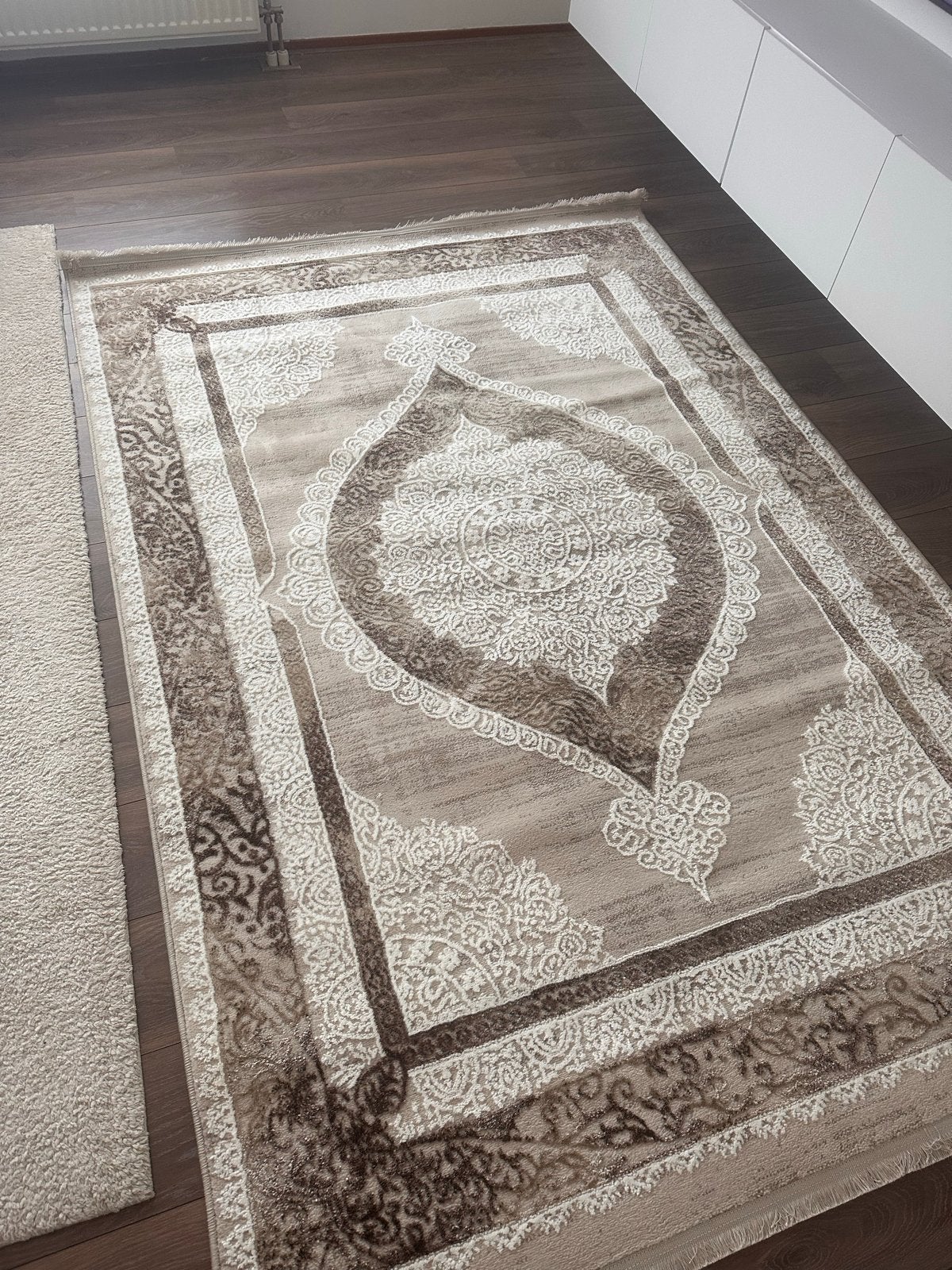 Foto 3 van Beige/bruin vloerkleed met klassiek patroon