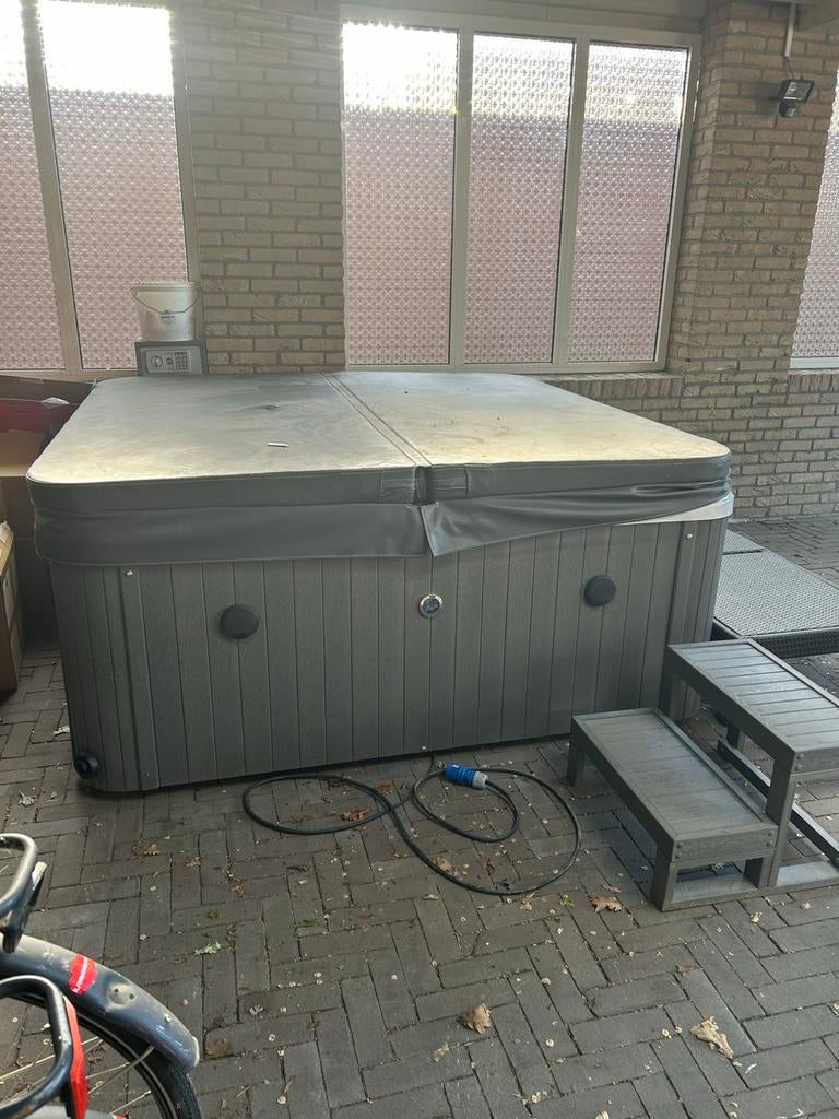 Luxe spa Praise classic jacuzzi met cover en trap, Ophalen, Zo goed als nieuw, Afdekzeil, Vast