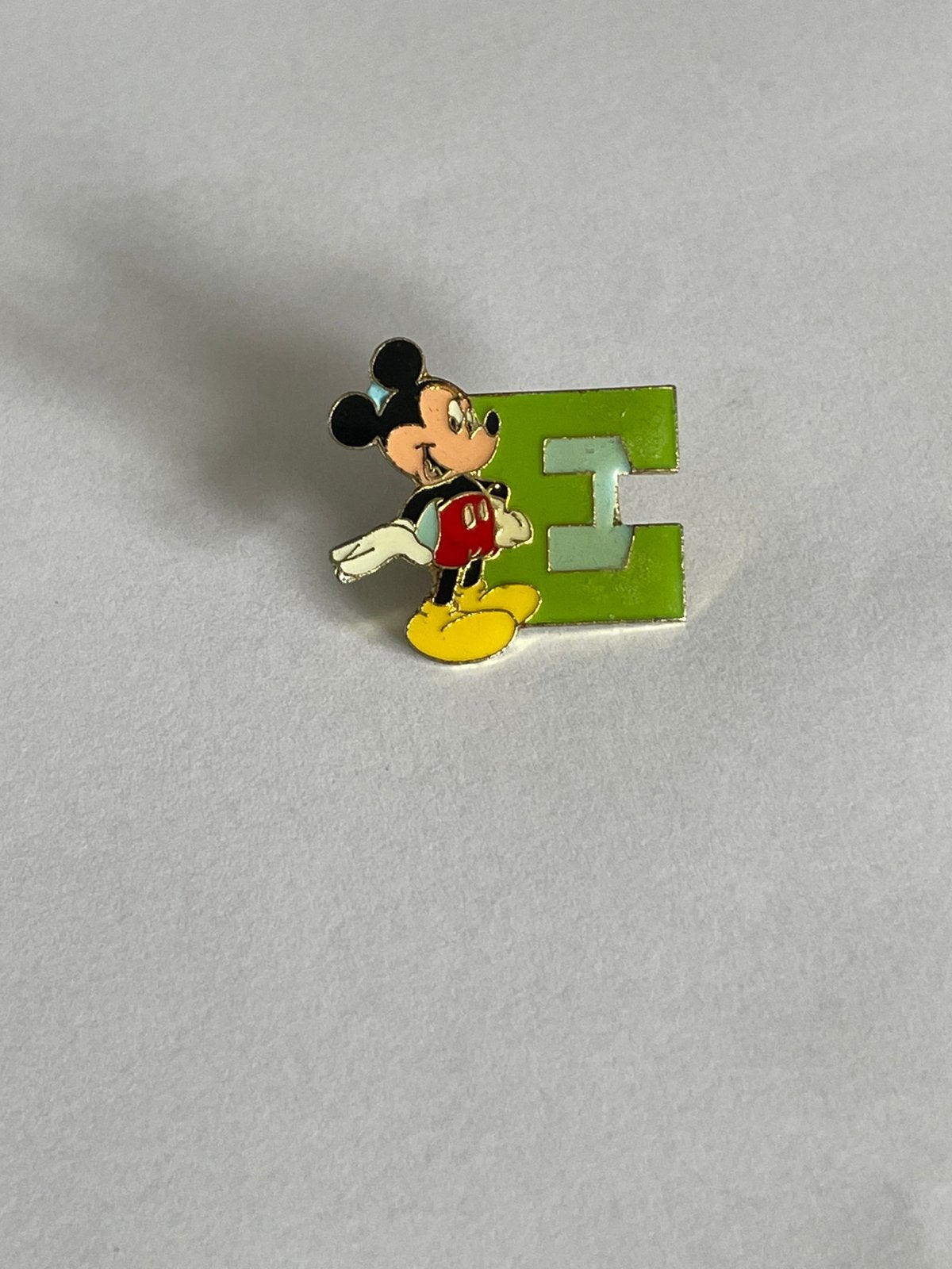 vintage metalen geëmailleerde pin van Mickey Mouse letter E, Ophalen of Verzenden, Zo goed als nieuw