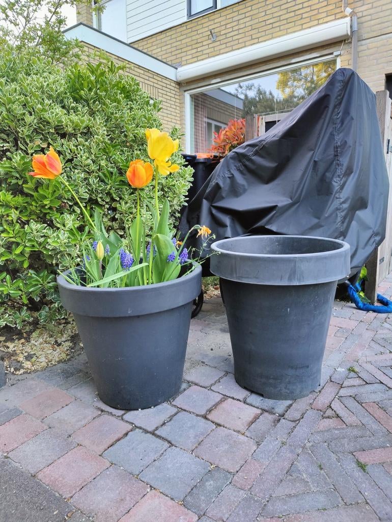 Twee grote kunststof bloempotten voor buiten, Tuin en Terras, Bloempotten, Ophalen, Kunststof, Gebruikt, Rond