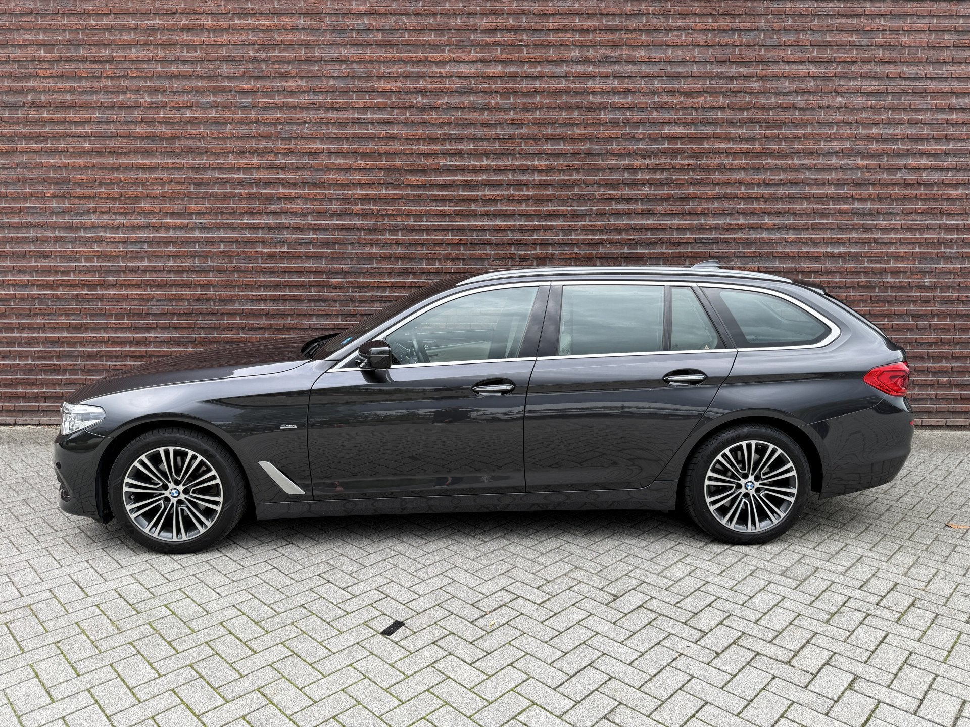 Foto 11 van BMW 5 Serie Touring 520i High Executive Sport Line
