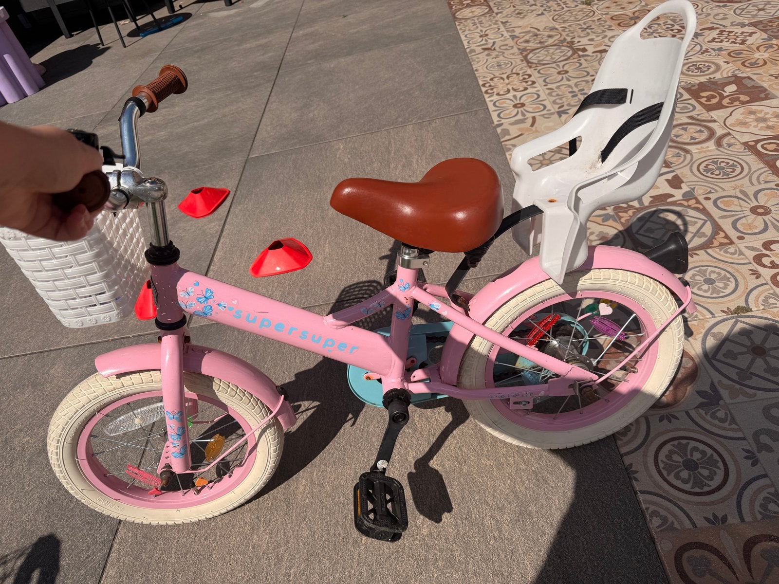 Roze kinderfiets SuperSuper met zijwieltjes en mandje, Ophalen, Terugtraprem, Zijwieltjes, Gebruikt