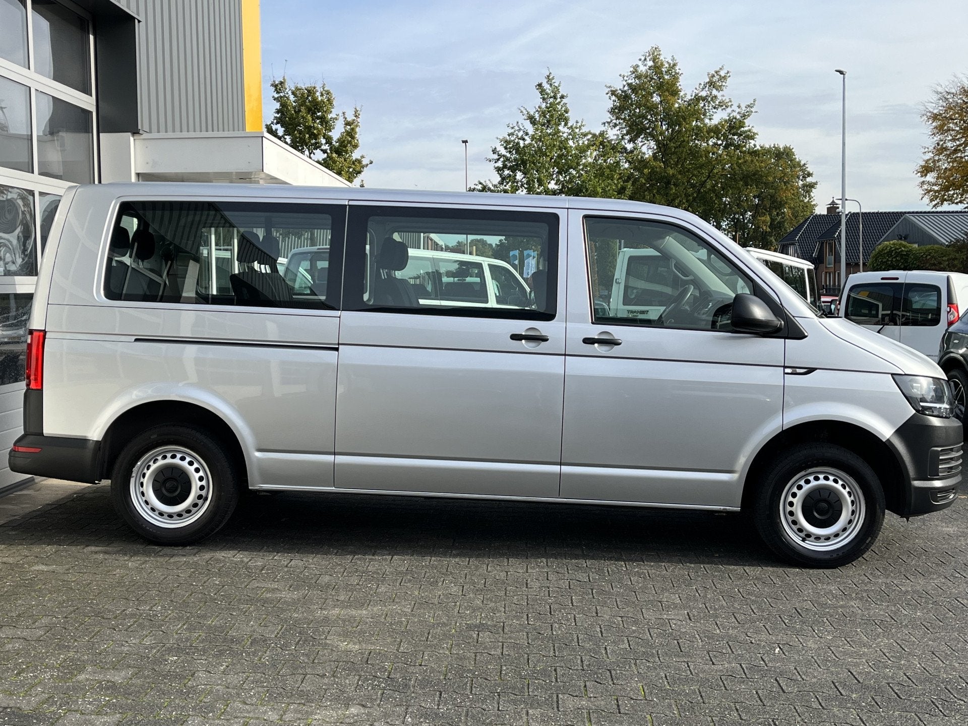 Volkswagen Transporter Kombi 9 Persoons 2.0 TDI L2H1 Incl BT, Voorwielaandrijving, Stof, Gebruikt, 255 €/maand