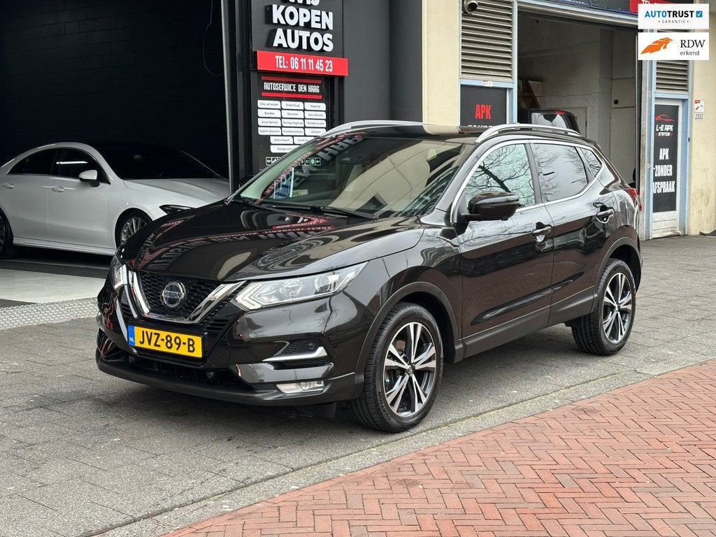 Nissan Qashqai 1.3 DIG-T Design Edition Aut Navi 360 Camera, Auto's, Nissan, Stof, Gebruikt, Euro 6, Zwart