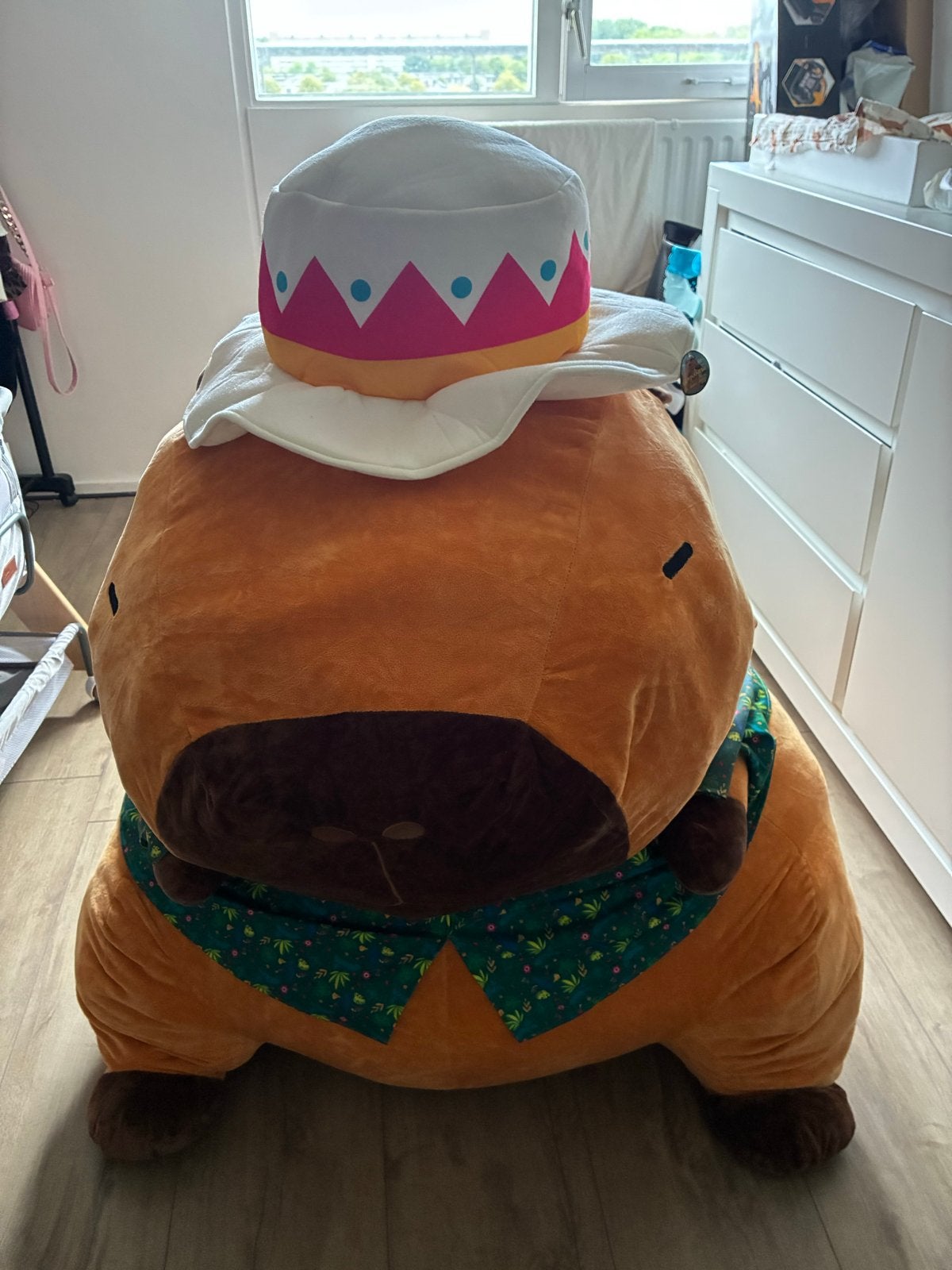 Enorme Capybara Knuffel - Staat in de weg!, Kinderen en Baby's, Ophalen, Gebruikt, Overige typen, Met kleding of accessoire