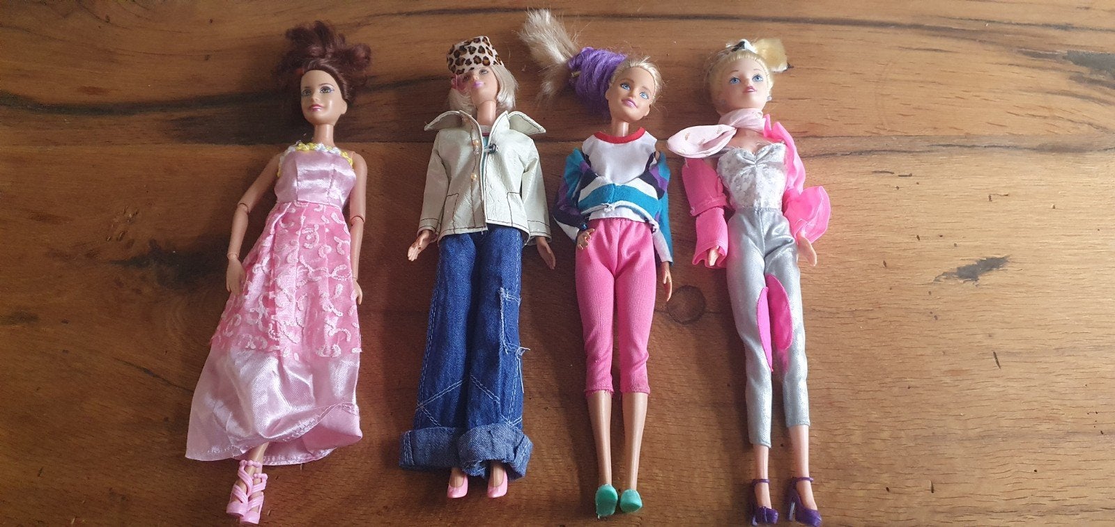4 complete barbies met schoenen en kleding, Ophalen of Verzenden, Gebruikt, Barbie
