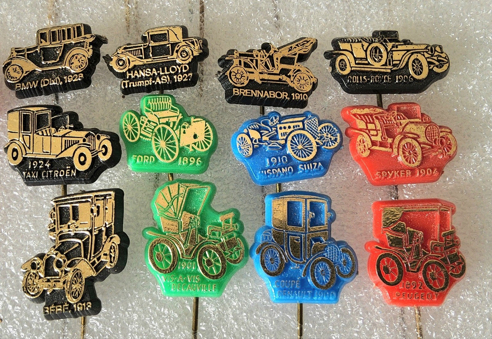 Set van 12 vintage speldjes van klassieke auto's, Ophalen of Verzenden, Gebruikt, Transport, Speldje of Pin