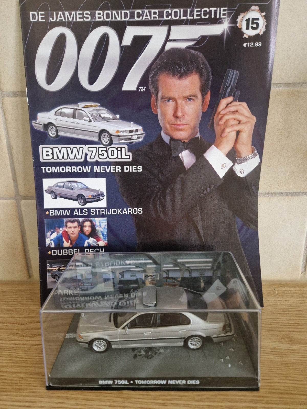James bond BMW 740iL Tommorrow never dies boekje, Ophalen of Verzenden, Zo goed als nieuw, Auto, Overige merken
