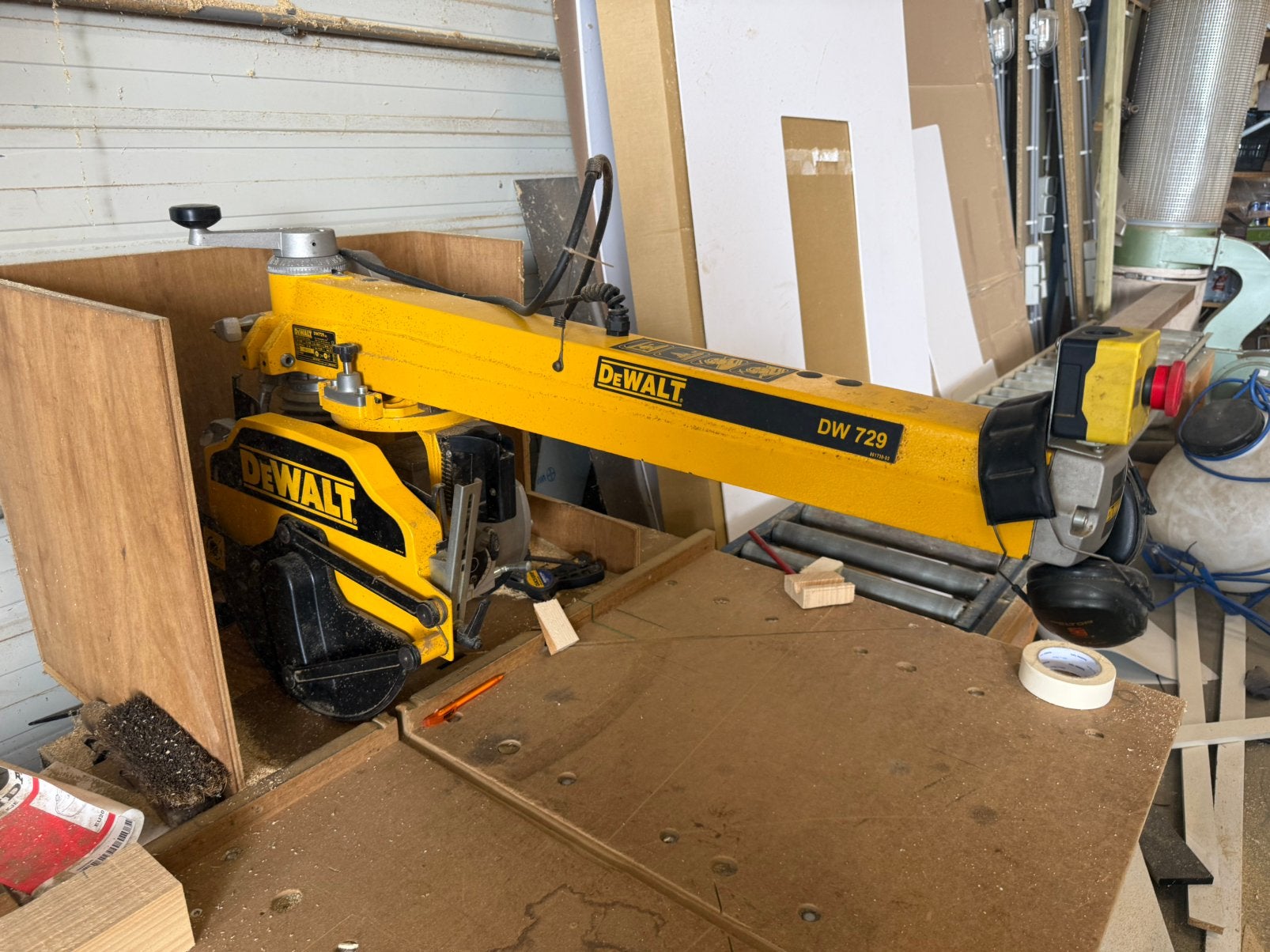 Pro DeWalt DW729 radiaalzaag met complete rollenbaan, Ophalen, 70 mm of meer, Zo goed als nieuw, Afkortzaag