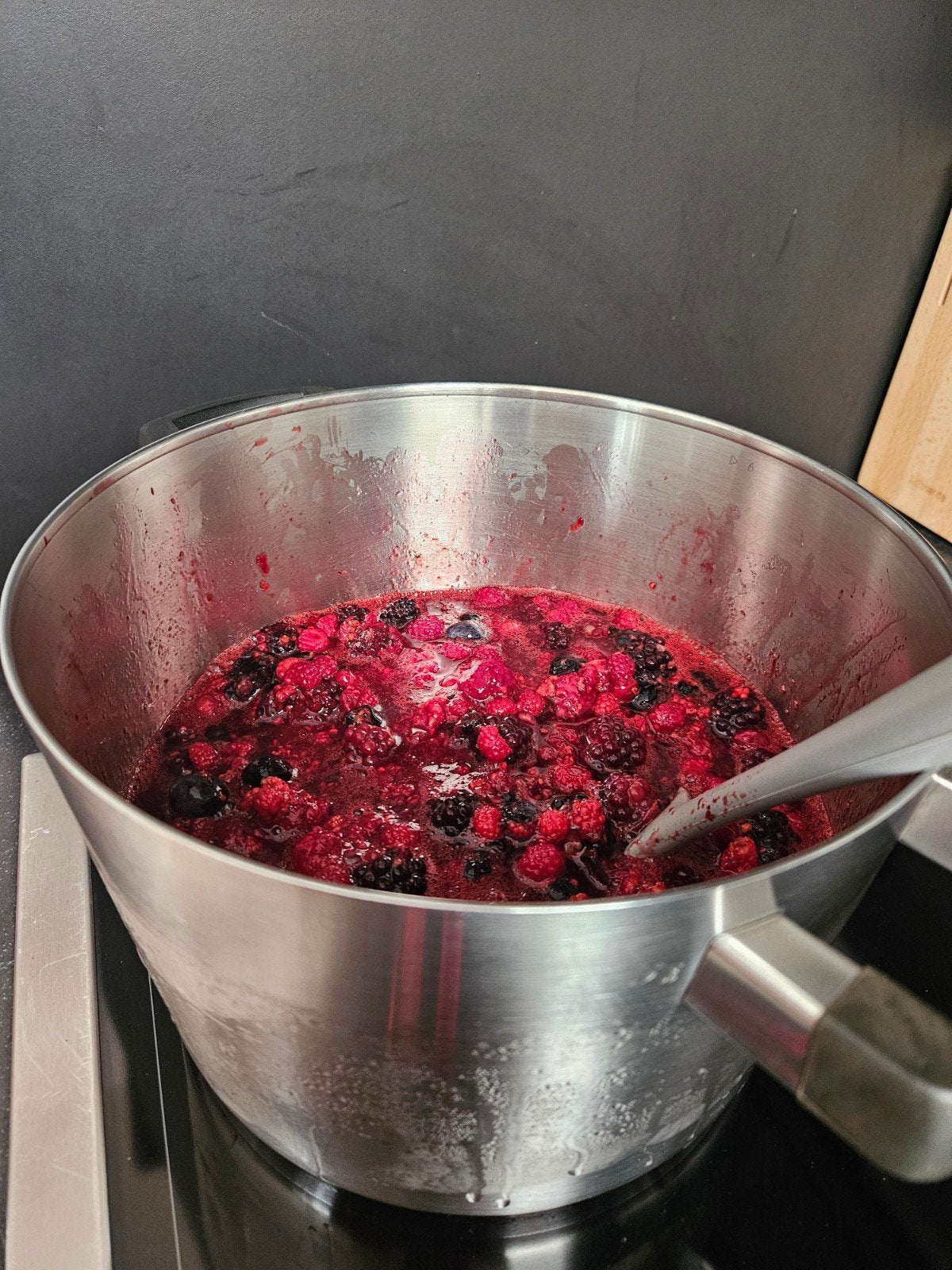 Vers gemaakte jam van rood fruit, Ophalen