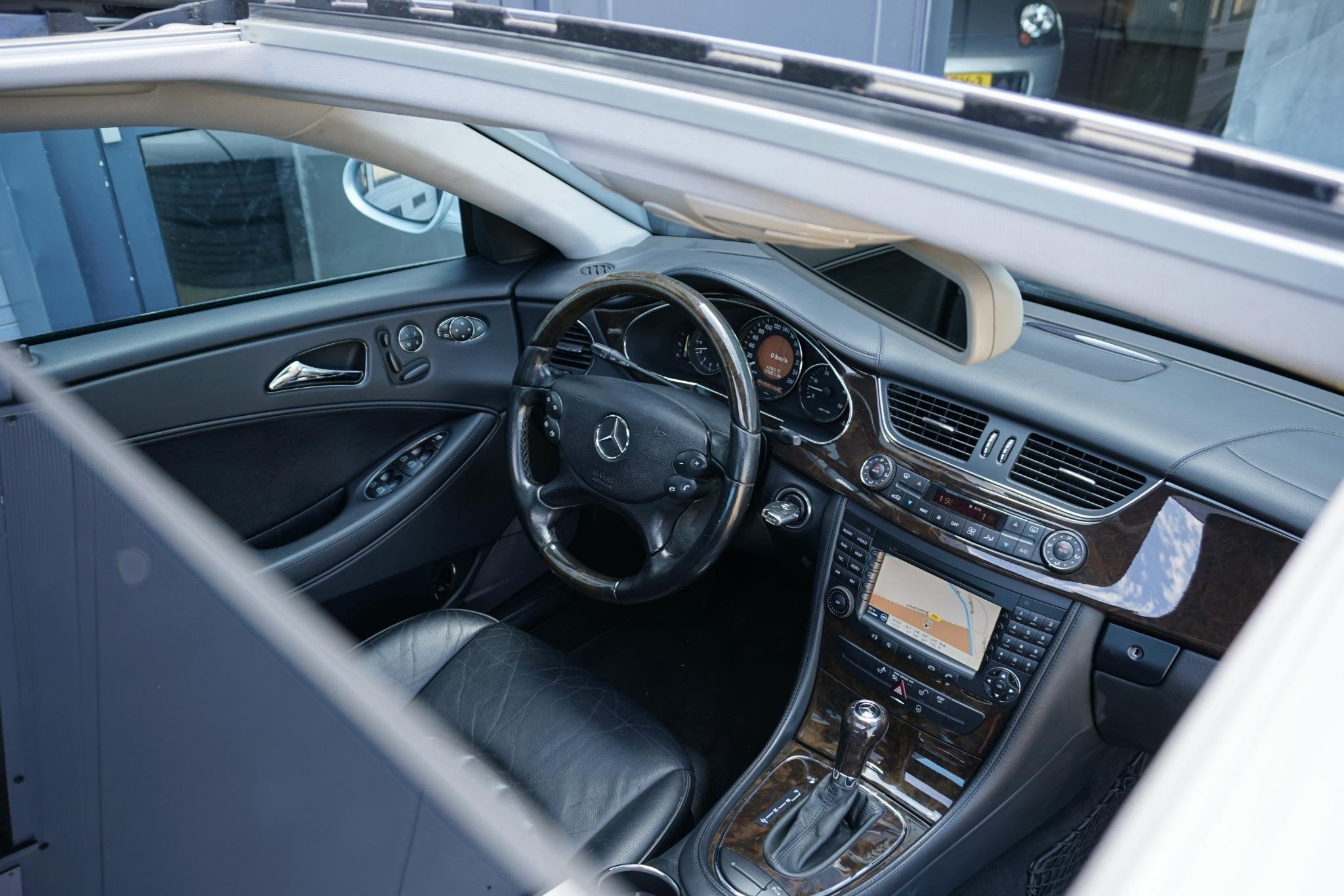 Mercedes-Benz CLS-klasse 320 CDI *NL AUTO / NWE DISTR* + PAN, Auto's, Mercedes-Benz, Achterwielaandrijving, Gebruikt, 4 stoelen