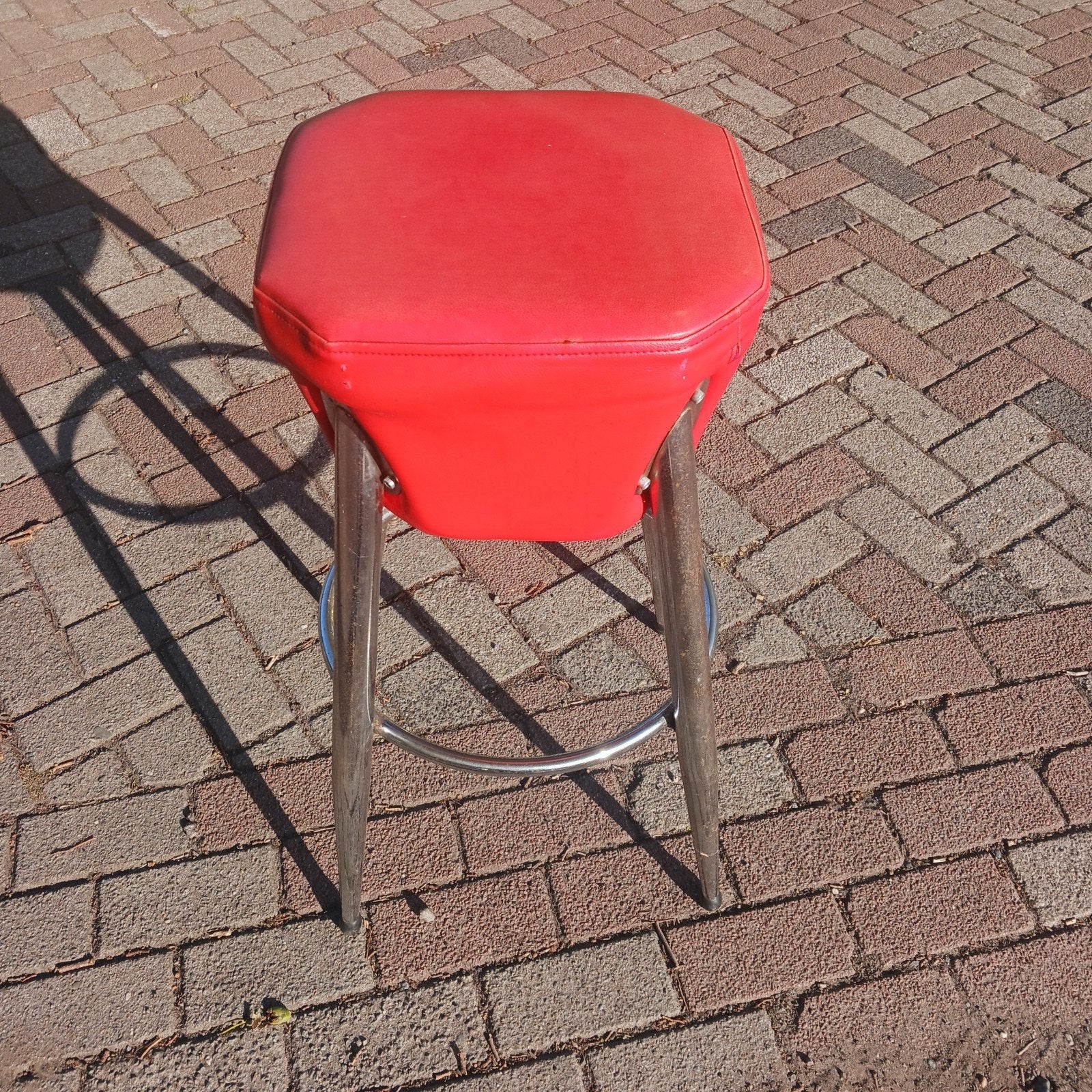 4 stuks Vintage rode barkrukken met metalen onderstel, Ophalen, Gebruikt, Met voetsteun, 60 tot 90 cm