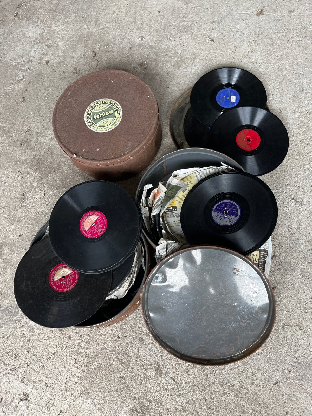 Vintage 78 toeren vinylplaten collectie in blikken dozen, Ophalen, Gebruikt, 7 inch, EP