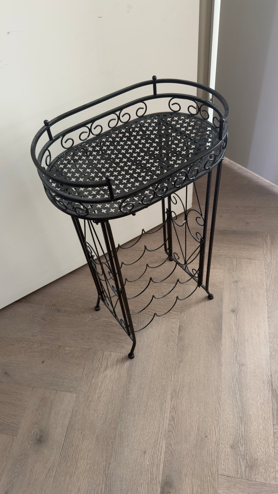 Zwart metalen wijnrek met dienblad, Ophalen, 5 tot 15 flessen, Zo goed als nieuw, 75 – 100