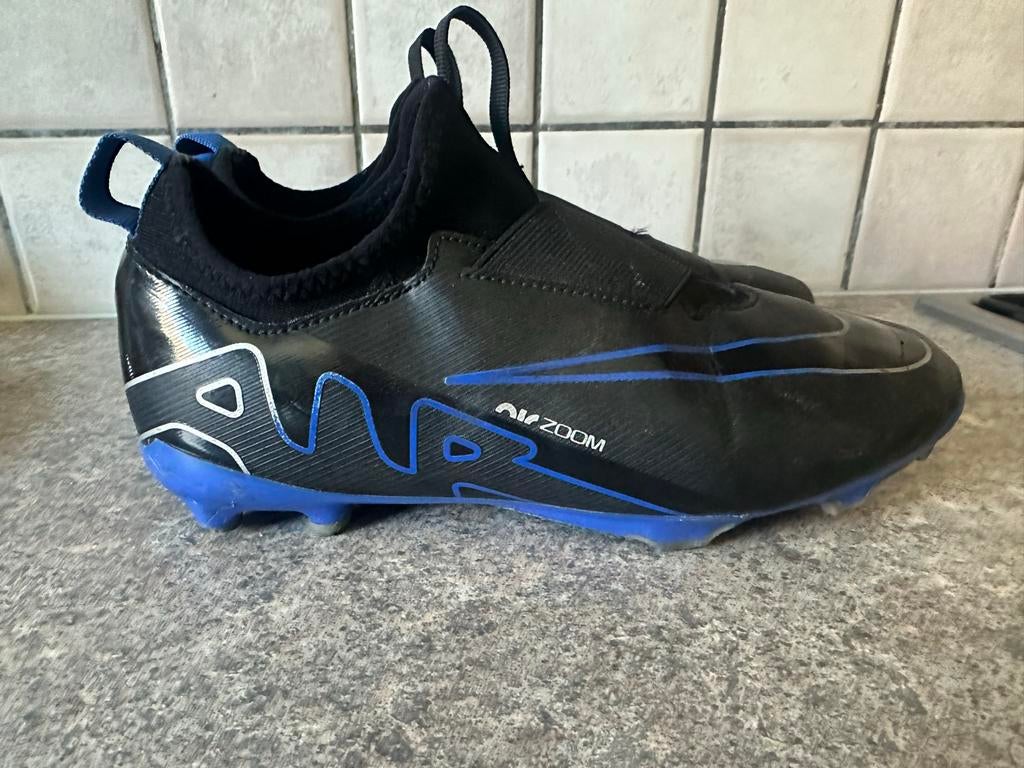 Nike voetbalschoenen zonder veters maat 38,5, Maat XS of kleiner, Ophalen of Verzenden, Zo goed als nieuw, Schoenen