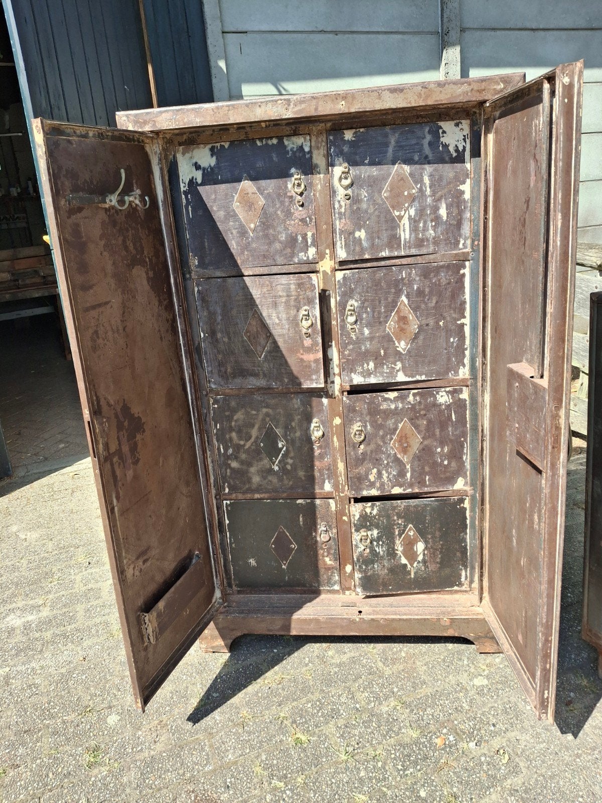 Vintage Legergroene Vakkenkast met Patina - Kluis Stijl, Antiek en Kunst, Curiosa en Brocante, Ophalen