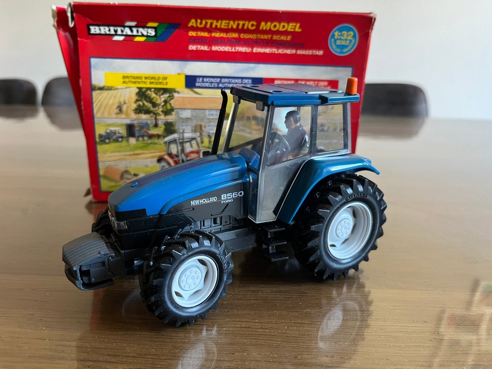 New Holland 8560 tractor Britains 9488, Hobby en Vrije tijd, Modelauto's | 1:32, Ophalen of Verzenden, Zo goed als nieuw, Tractor of Landbouw
