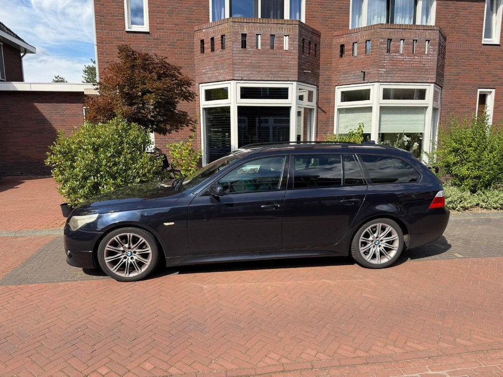 BMW 523i 177 PK Benzine Automaat, Auto's, Automaat, 1800 kg, Zwart, Overige carrosserieën