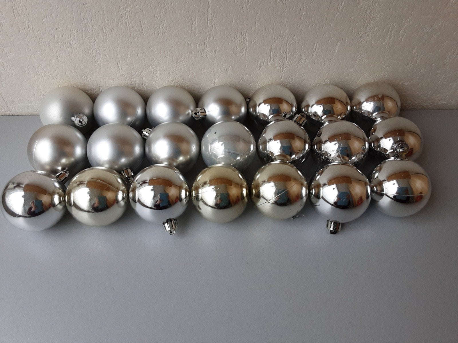 21 stuks kunststof kerstballen 5,5 cm doorsnede euro 4,50, Ophalen of Verzenden