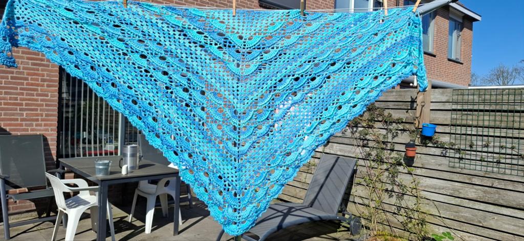 Gehaakte omslagdoek xxl, Kleding | Dames, Mutsen, Sjaals en Handschoenen, Ophalen of Verzenden, Nieuw, Maat 46/48 (XL) of groter