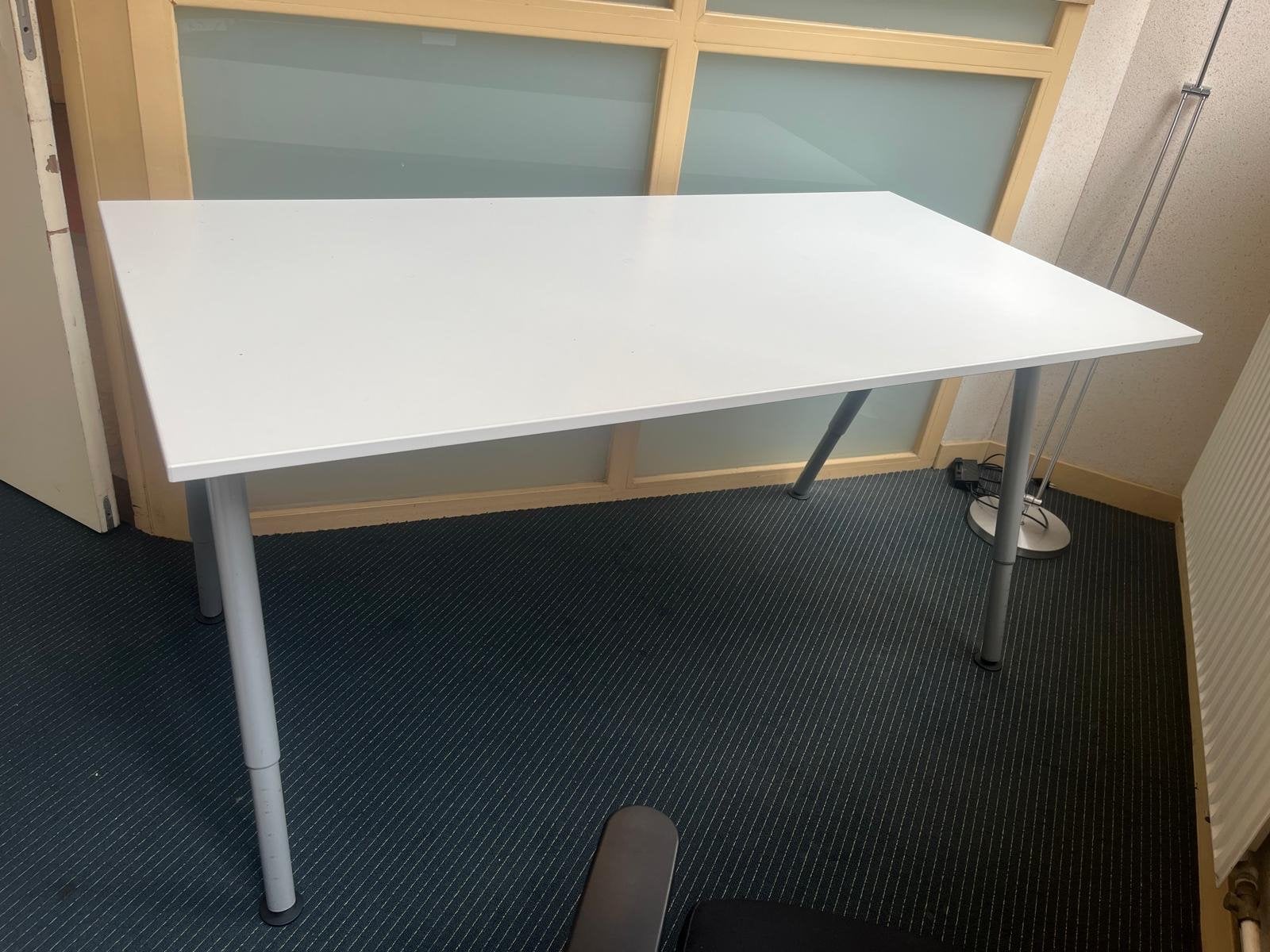 Wit bureau met verstelbare poten 80x160 IKEA, Ophalen, Gebruikt, Spaanplaat of MDF, In hoogte verstelbaar