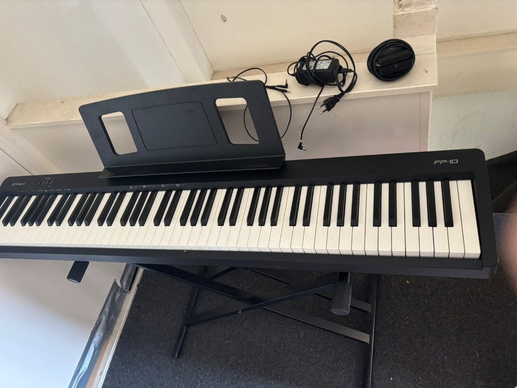 Roland FP10 in outstanding condition (stand included), Ophalen, 88 toetsen, Roland, Zo goed als nieuw