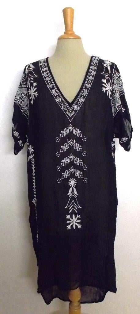 Zwart  jurkje met borduursels van Summum! 40, Kleding | Dames, Jurken, Zo goed als nieuw, Maat 38/40 (M), Zwart, Knielengte, Verzenden