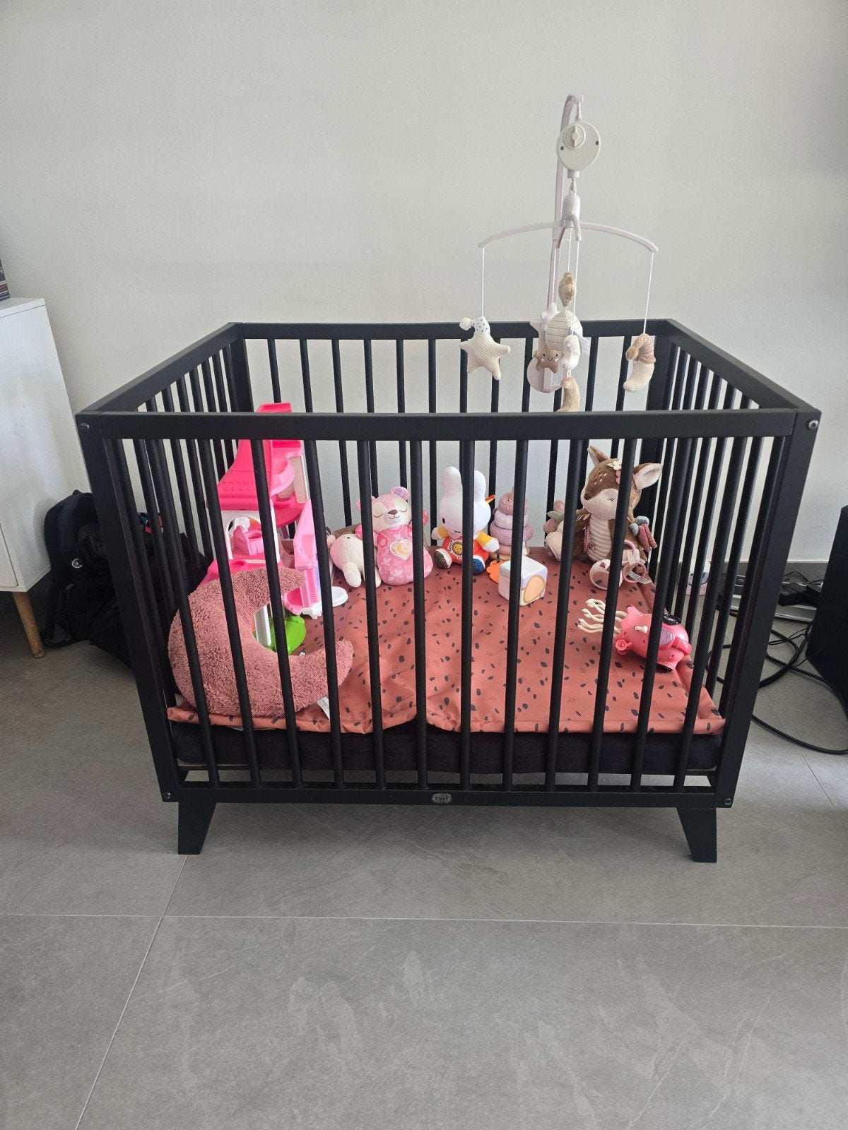TWF box zo goed als nieuw met matras, kleed en speelmobiel, Ophalen, Zo goed als nieuw, Vierkant, Boxkleed