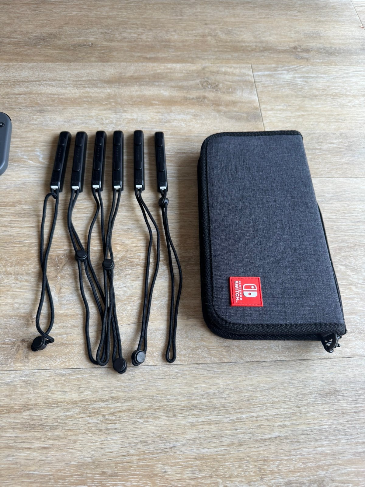 Foto 5 van Nintendo Switch compleet, 3 sets JoyCons, reishoes + extras