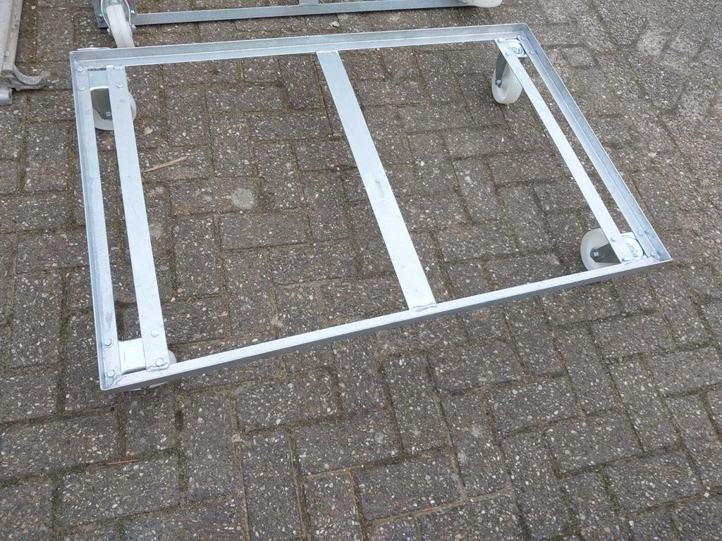 Wieltje met alminum freem voor pallet op te liggen, Ophalen of Verzenden, Hout, Raamkozijn, 75 tot 150 cm