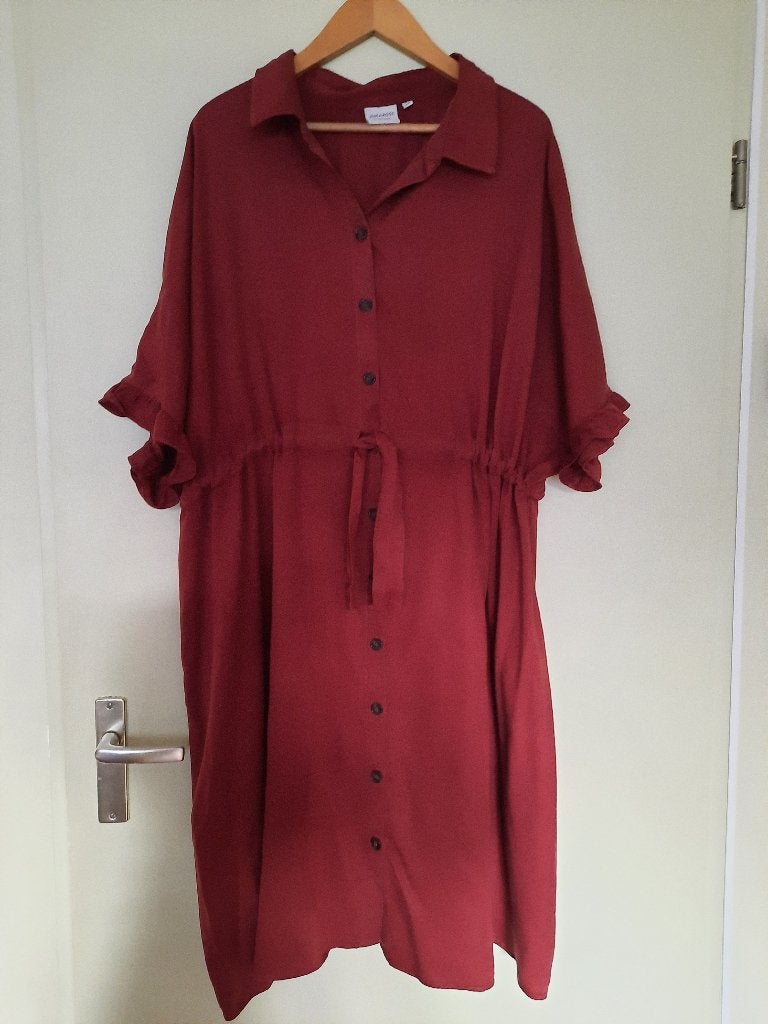 Z.g.a.n. Vlotte steenrode doorknoopjurk Junarose mt 54, Kleding | Dames, Junarose, Jurk, Ophalen of Verzenden, Zo goed als nieuw