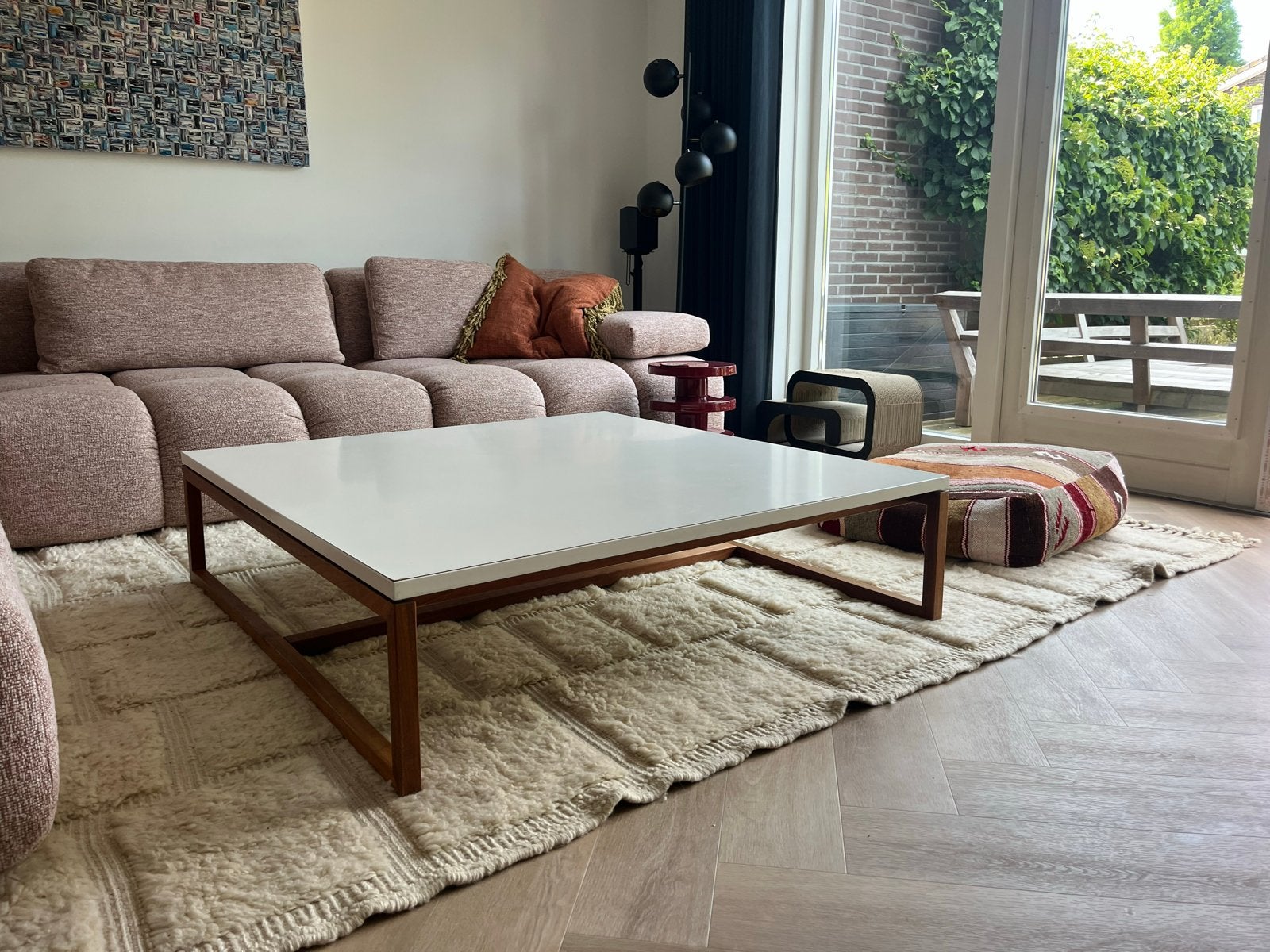 Moderne salontafel met wit blad en houten onderstel, Ophalen, Gebruikt, Vierkant, Minder dan 50 cm
