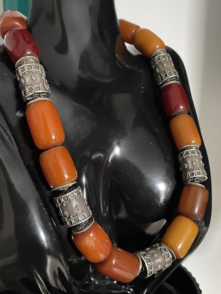 Antieke berberse bakeliet ketting met echt zilveren kralen, Ophalen of Verzenden, Zilver, Ketting