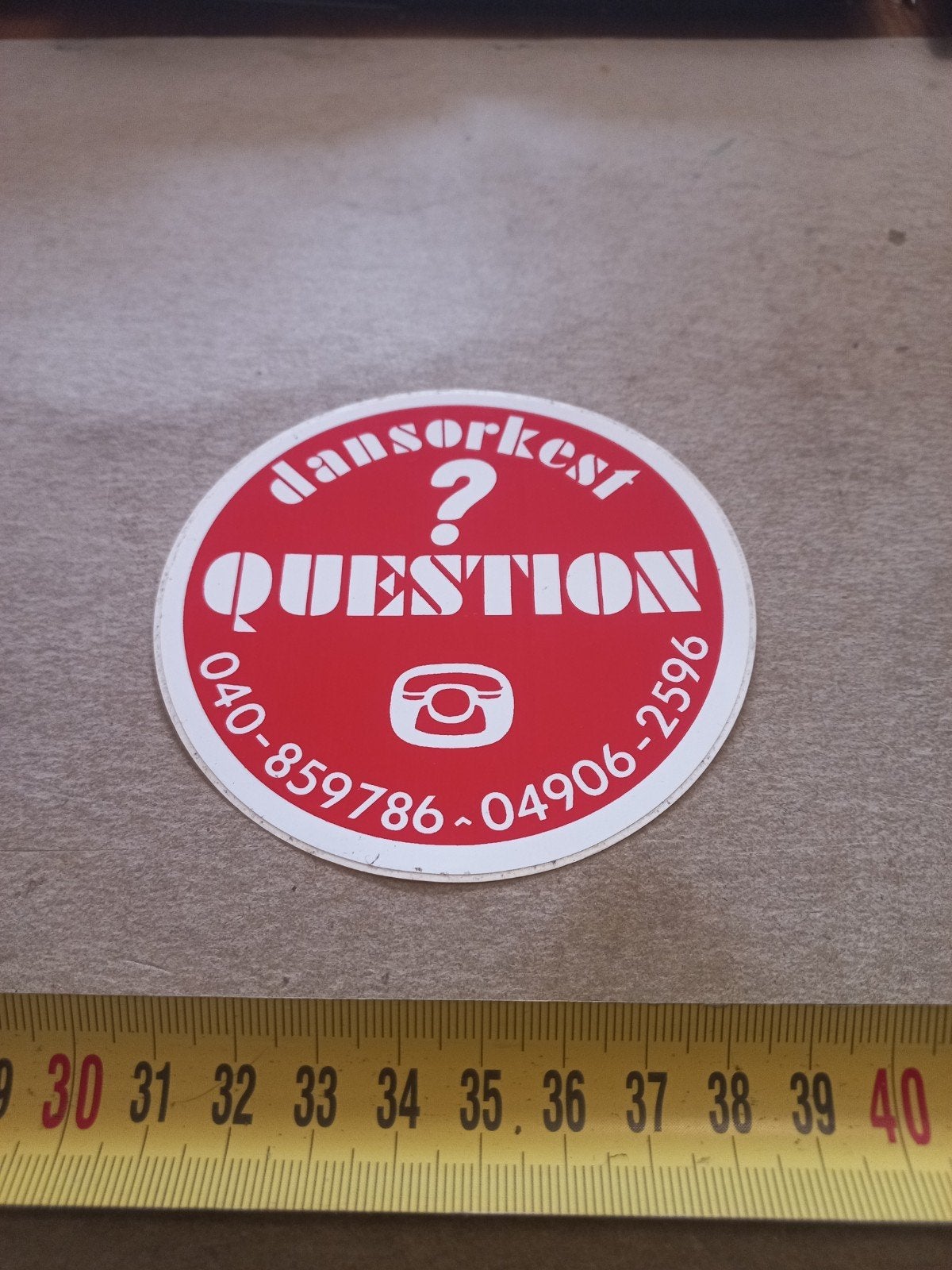 Vintage sticker Dansorkest Question met telefoonnummers, Ophalen of Verzenden, Gebruikt