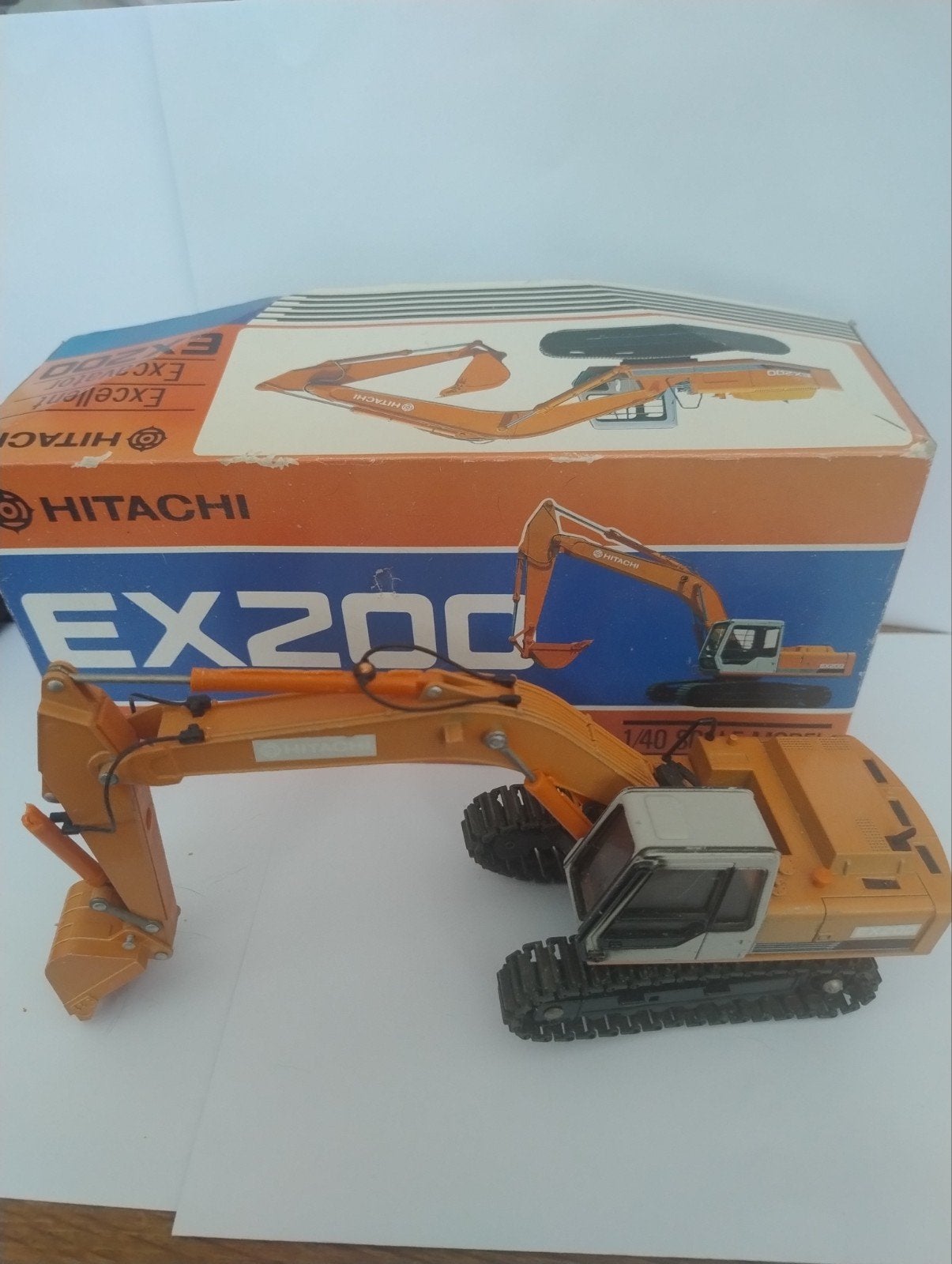🔴 Hitachi Excavator EX200 met doos 1/40, Ophalen of Verzenden, Zo goed als nieuw, Bus of Vrachtwagen