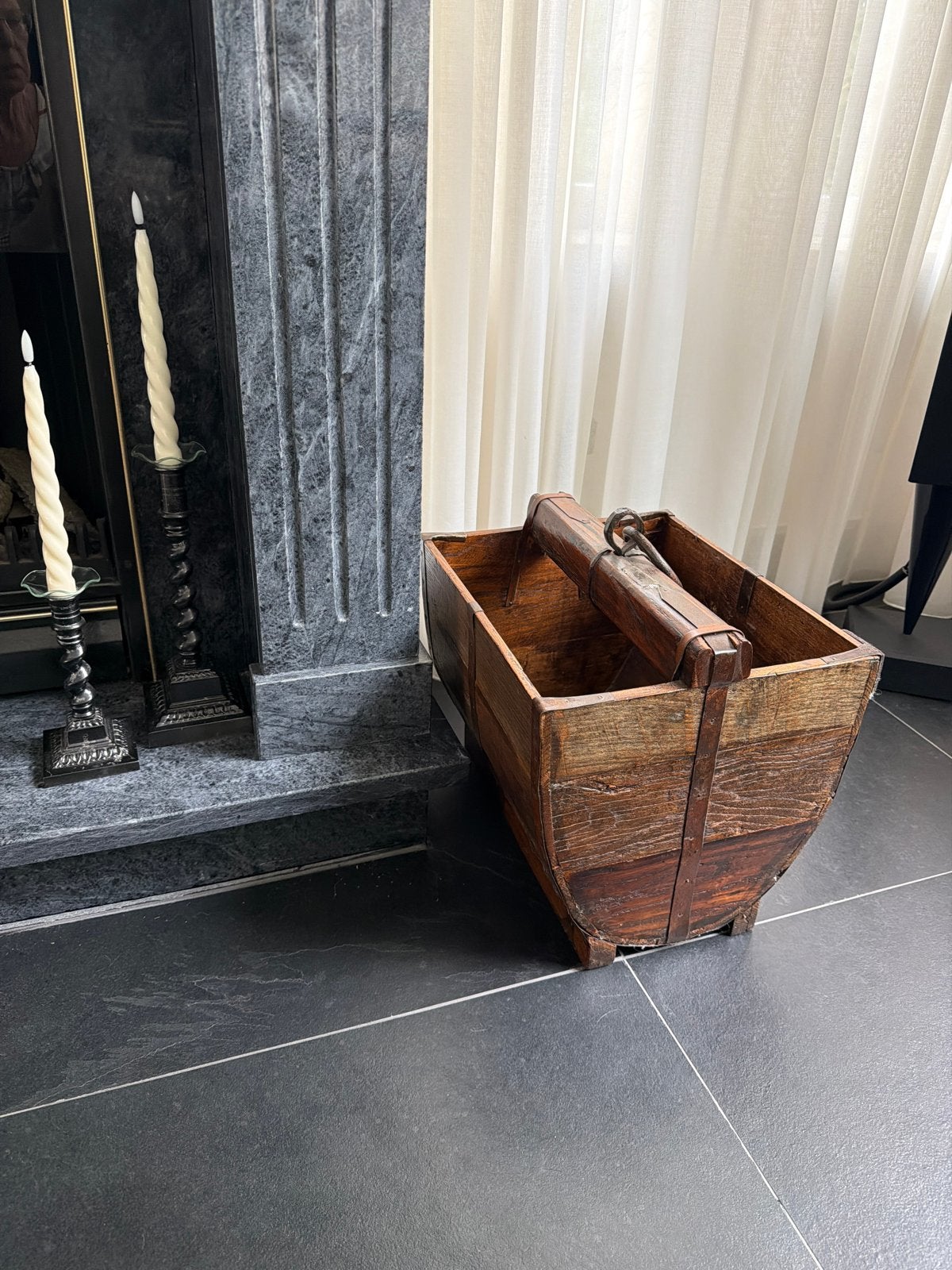 Antieke houten emmer/mand met metalen ring, Ophalen
