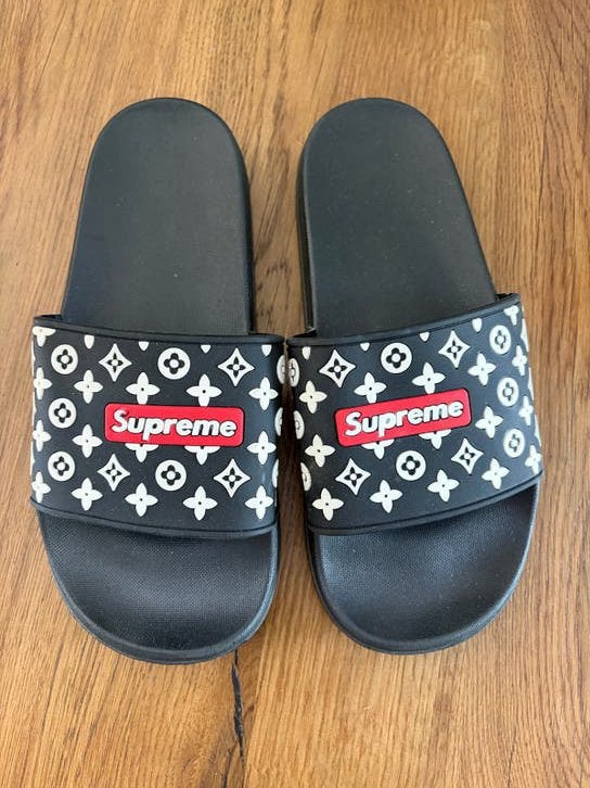 Supreme Slippers Zwart/Wit Maat 42, Ophalen of Verzenden, Zo goed als nieuw, Zwart, Slippers