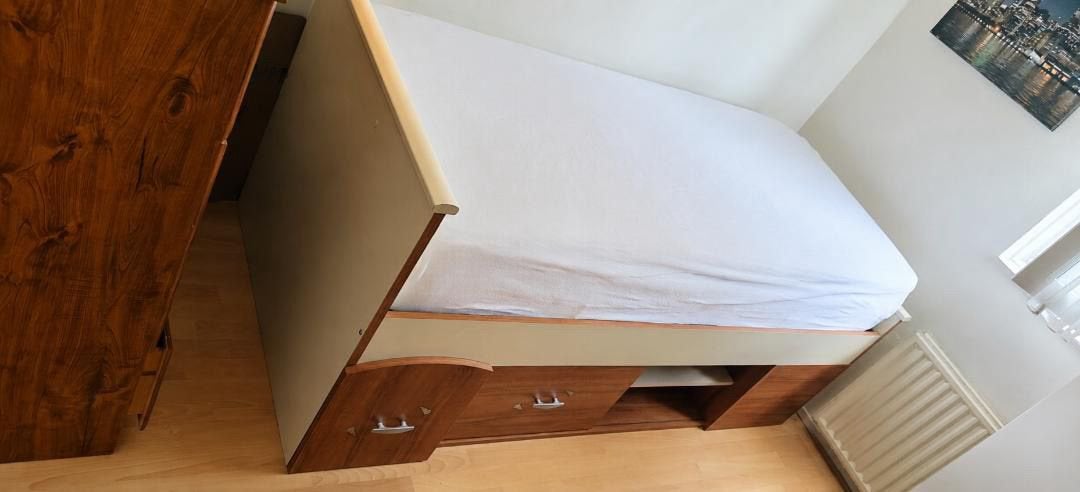 Verhoogd houten jongensbed, Ophalen, 90 cm, Eenpersoons, Zo goed als nieuw