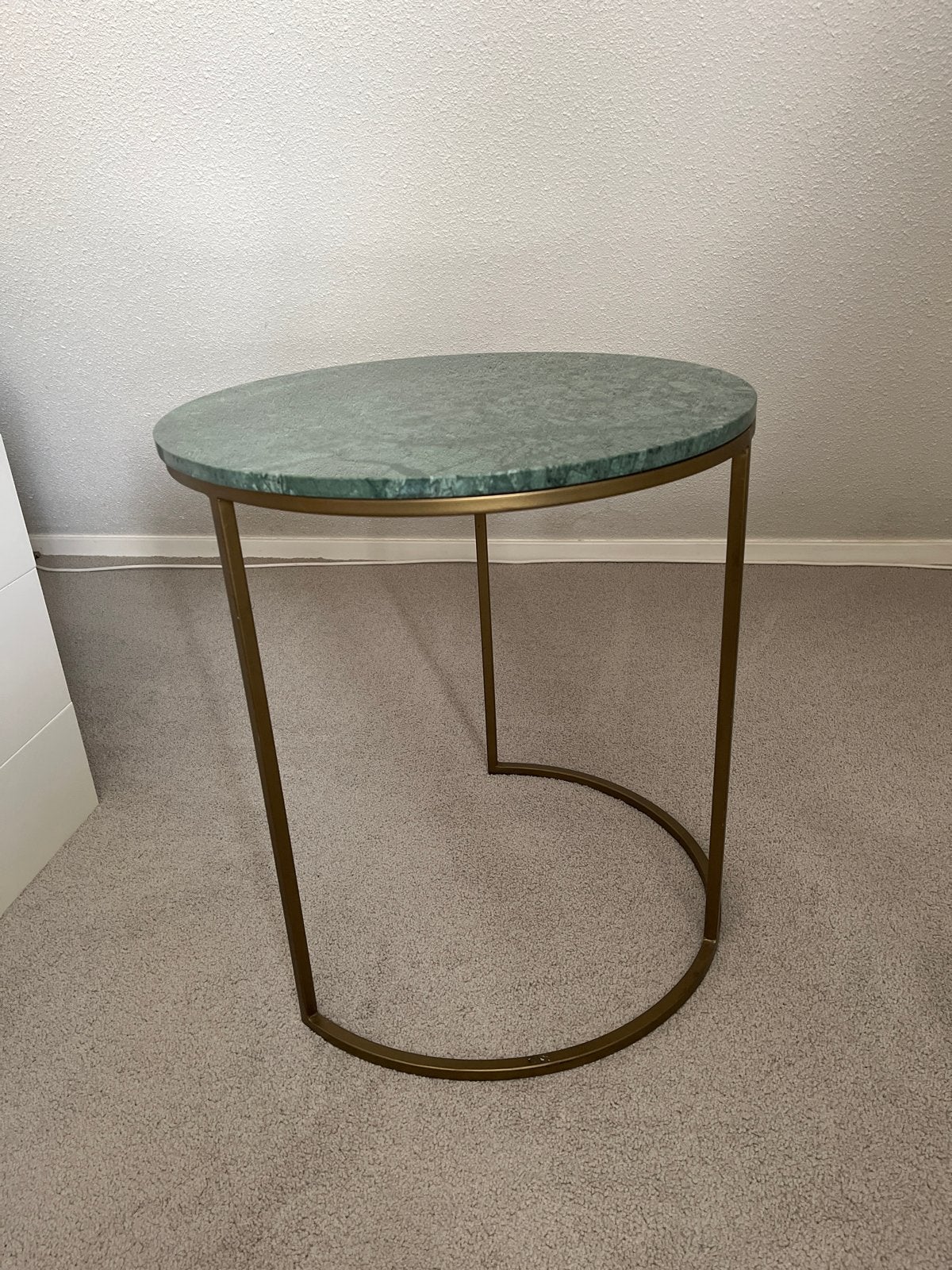 Bijzettafel met groen marmeren blad en gouden onderstel, Huis en Inrichting, Tafels | Bijzettafels, Overige materialen, Minder dan 55 cm