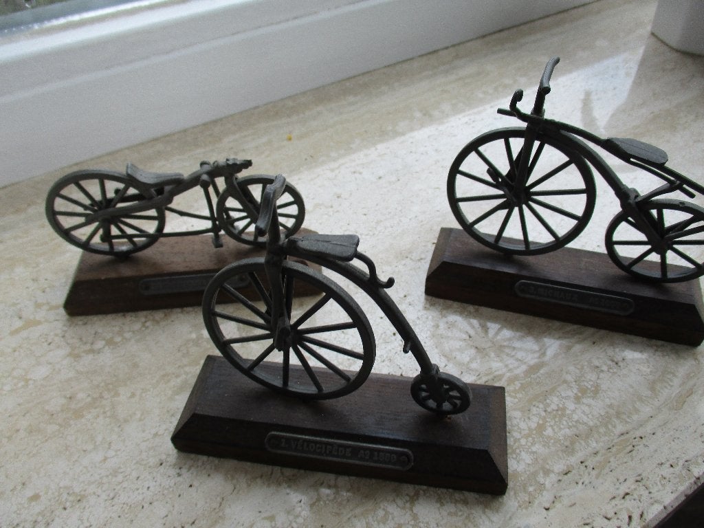 3 antieke fietsen van tin op plateau, Ophalen of Verzenden